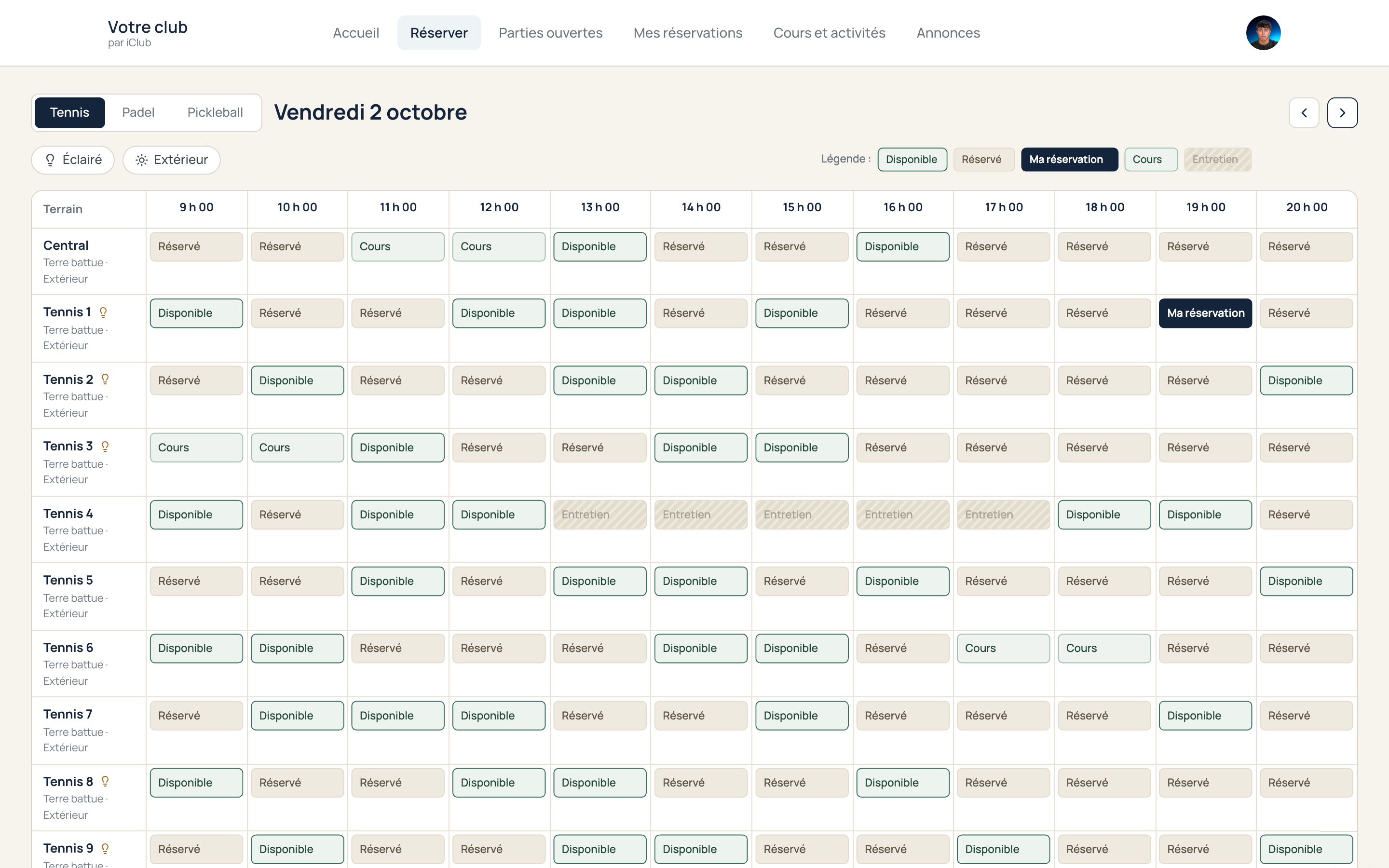 Planning de réservation côté adhérent sur le web : tous les terrains de tennis, une majorité de créneaux réservés ou en cours, quelques créneaux disponibles.