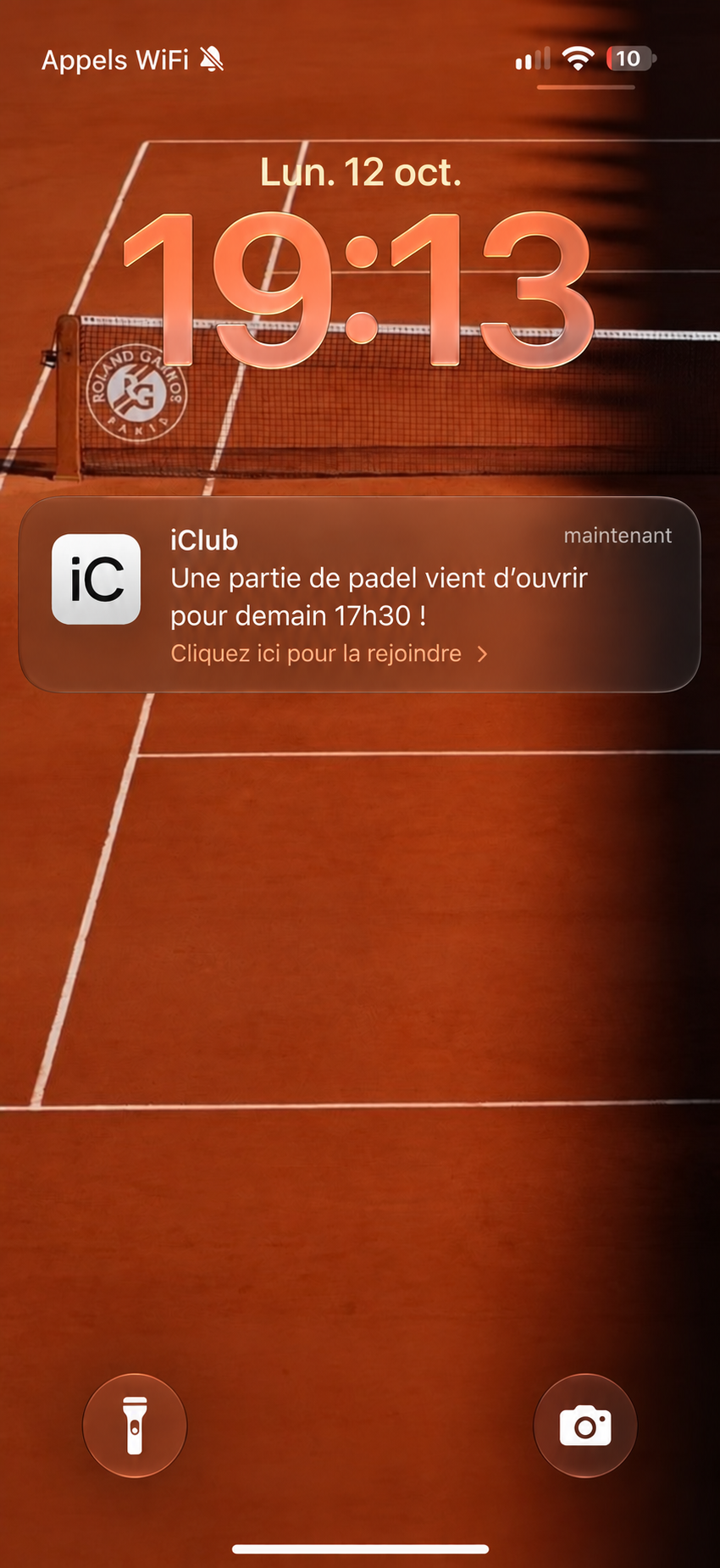 Écran verrouillé d'un iPhone : notification iClub annonçant qu'une partie de padel vient d'ouvrir pour demain 17 h 30, avec un lien pour la rejoindre.