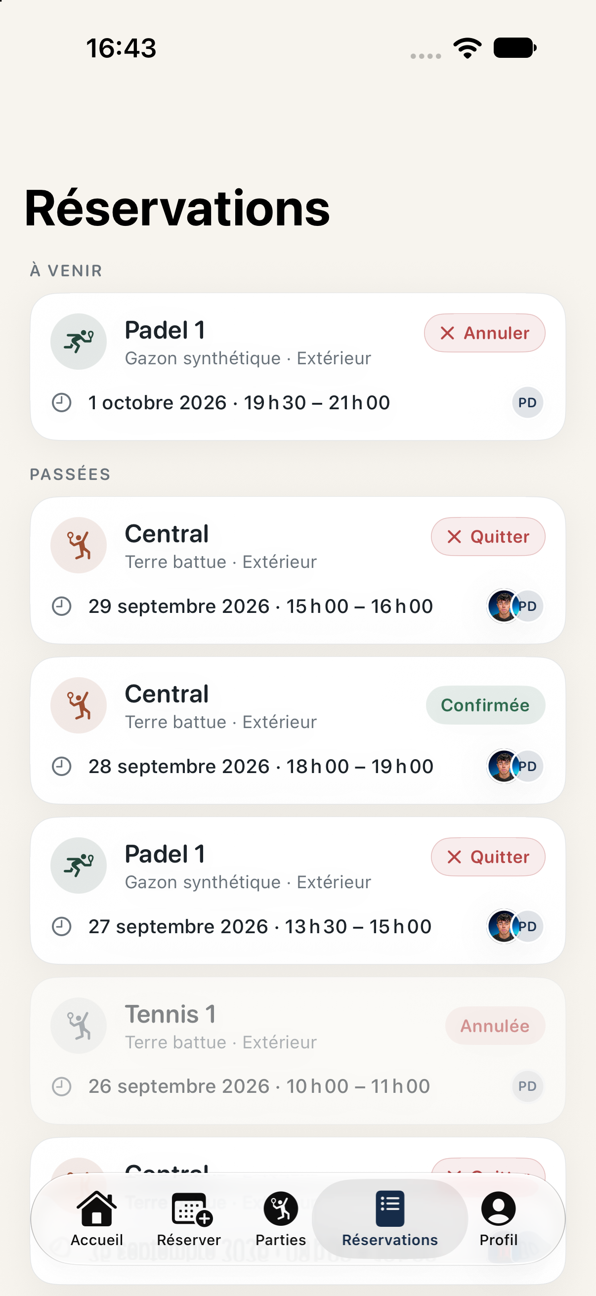 Mes réservations sur iOS : le détail d'une partie et ses participants.